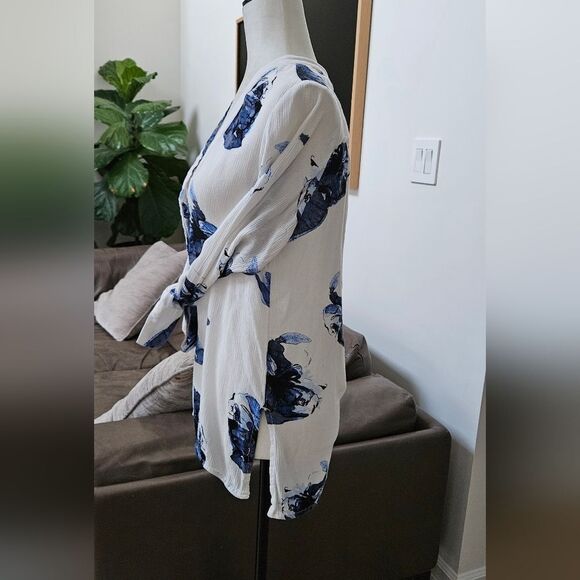 H&m Floral Blue and White Women's Top - Picture 2 of 8